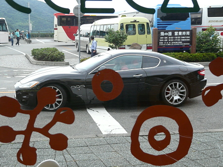 アイスクリームショップからこんなクルマを見る
