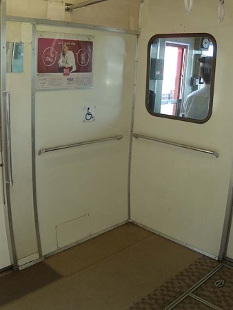 6048F運転席後部車いすスペース