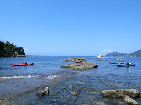 岩地遊歩道を抜けた先にある萩谷海岸