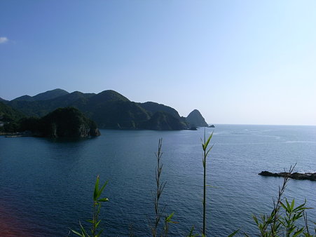 萩谷崎の岩地遊歩道から遠望する日和山