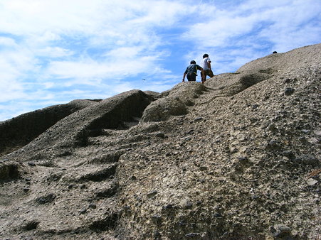 堂ヶ島天窓洞公園の海岸線の上り坂