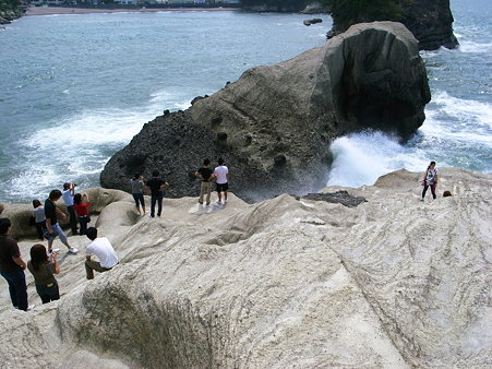 堂ヶ島天窓洞公園の亀岩と人々