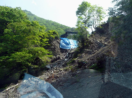 川へと崩れ落ちる土砂