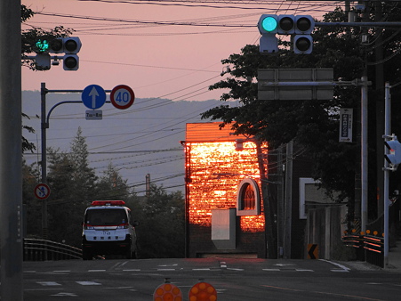 日の出で燃えるタイルの外壁