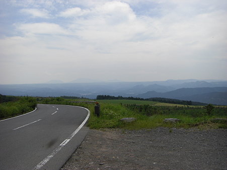 亀石峠・・・少し霞んでるけど涅槃像見えてる