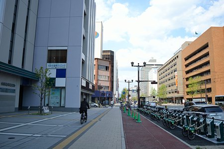 E-1 大手町平和ビル前(市役所前)サイクルポート (遠景)