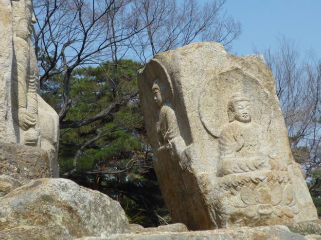 七仏庵磨崖仏像群真横～韓国慶州 Curiously  Declining   Buddha rock