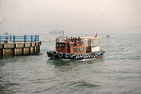 2011.01.28 トルコ イスタンブル ボスフォラス海峡クルーズ-ガラタ橋の下ですれ違う渡し船