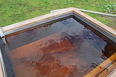 ぬるめの浴槽は、ステンレス製の湯船