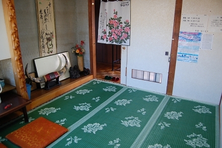 廊下と客室は、引き戸1枚で隔てられている