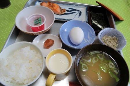 アルミ製トレーが学校給食を思い出させる