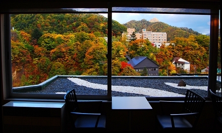錦秋の風景(ロビーから望む)