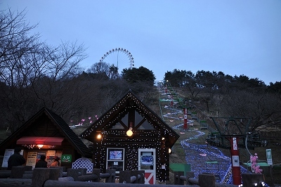 ペアリフトと小山の観覧車1