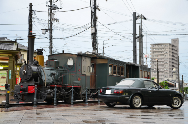 松山市の坊ちゃん列車とユーノスロードスター